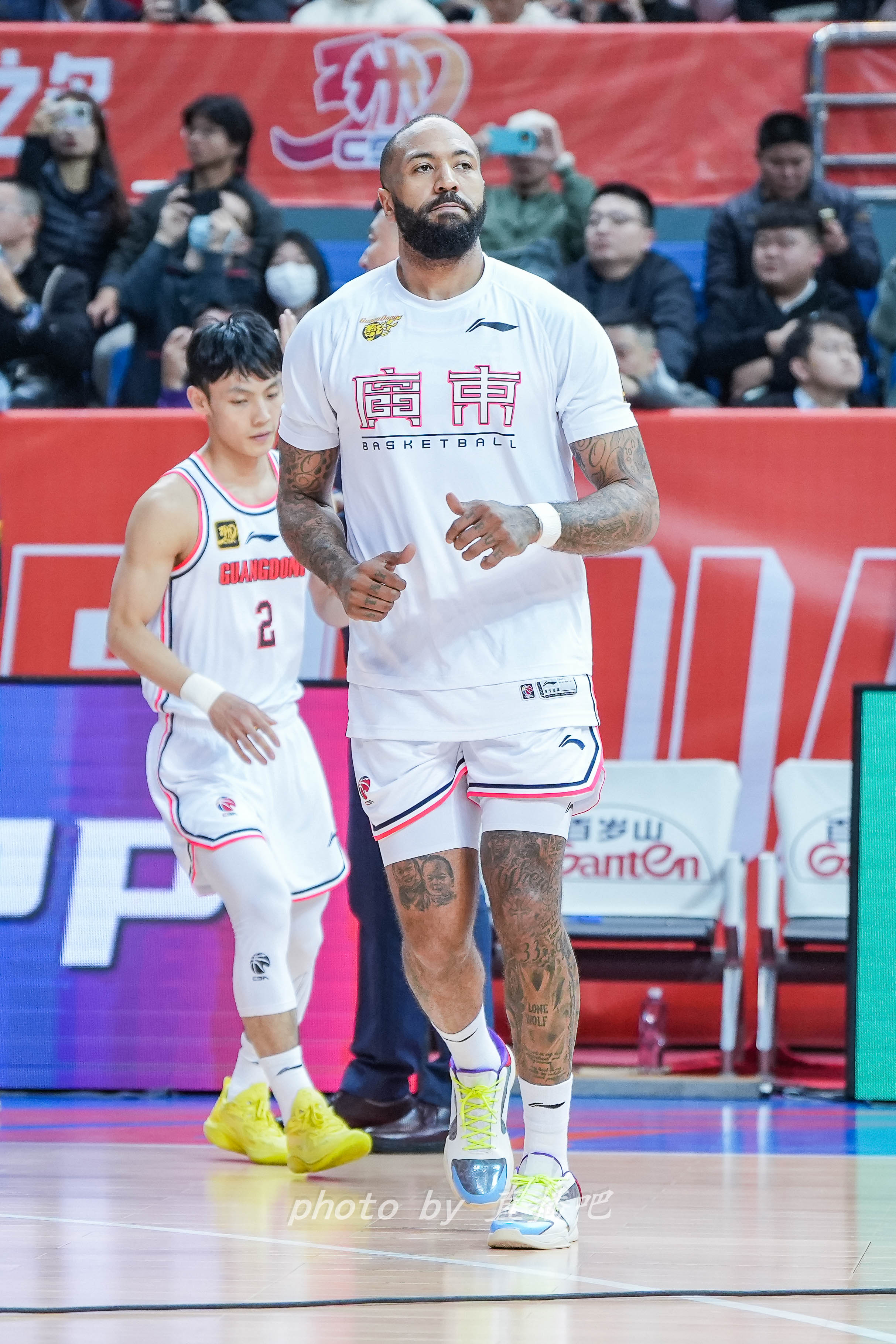 打得不错!36岁吉伦沃特原本的第三外援却成广东男篮的真大腿